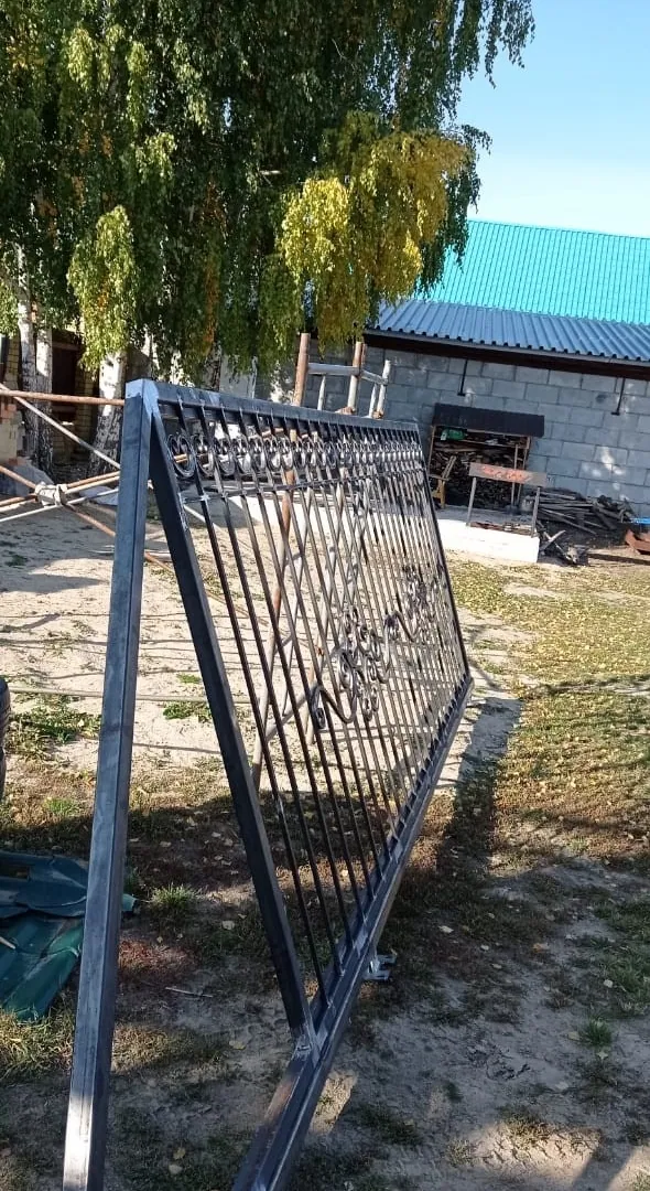 Монтаж уличных ворот с элементами ковки